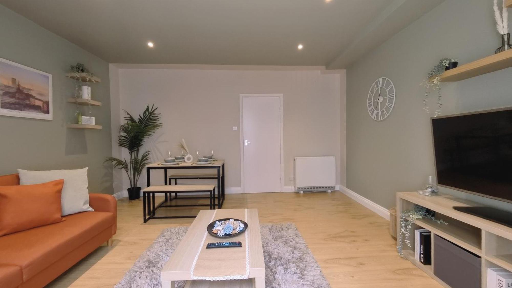 Group Bookings: Up To 30 Guests Across 5 Spacious Flats! Keyless Access Free Wifi & Parking Birmingham Exterior photo